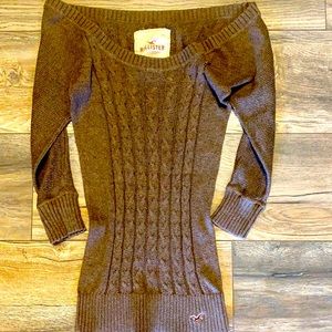 Hollister very flattering 3/4 sleeve off-shoulder Bodycon blouse.